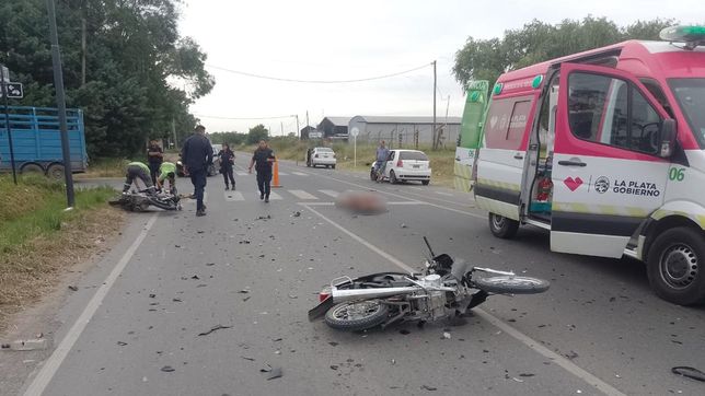 un hombre murio en un impactante choque entre dos motos en la plata