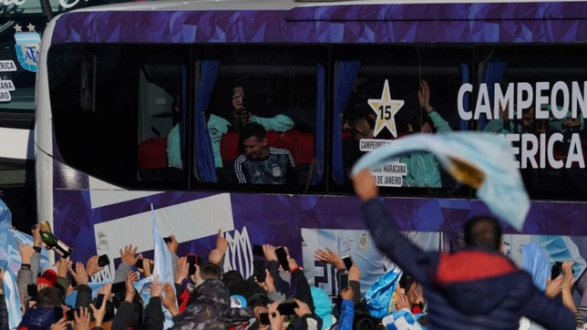 tras la epica, la seleccion llego a argentina con la copa