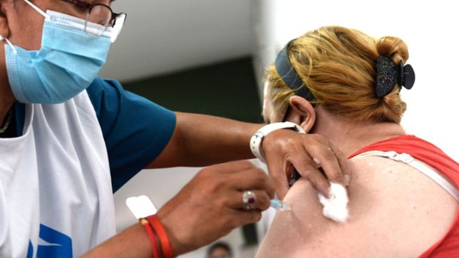 fiebre, dolor donde se aplica y mas sintomas post vacuna: ¿que significan y cuanto duran?