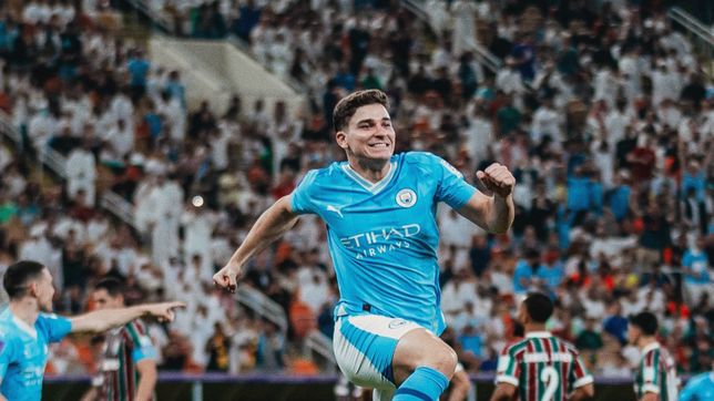 el equipo de un ex dt del pincha busca llevarse a julian alvarez del manchester city