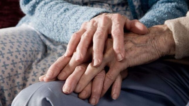 se hicieron pasar por operarios de una empresa y se llevaron los ahorros de dos abuelos