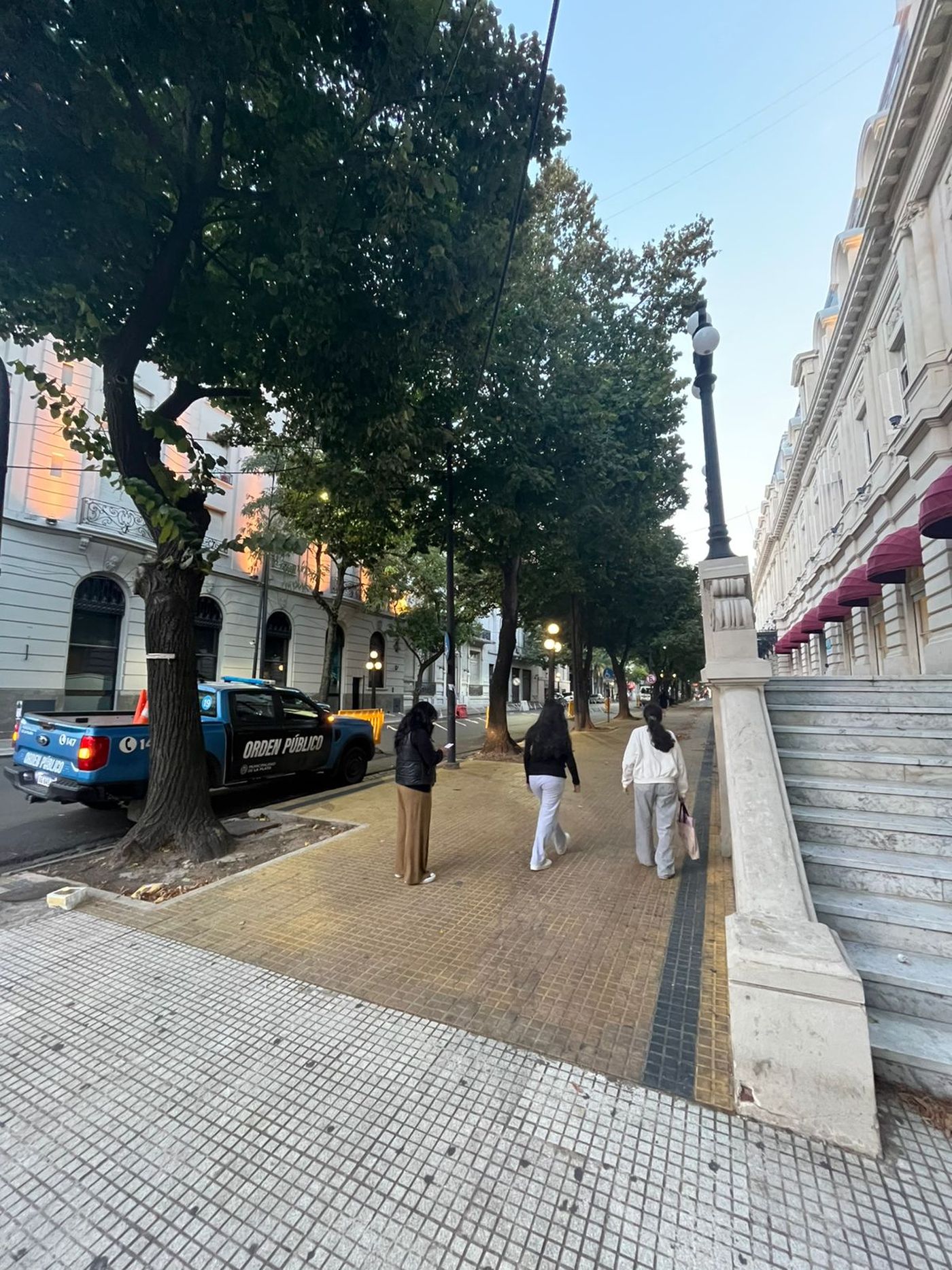 Agentes de tr&aacute;nsito ya preparan todo para la etapa final de la filmaci&oacute;n de Netflix en el Pasaje Dardo Rocha