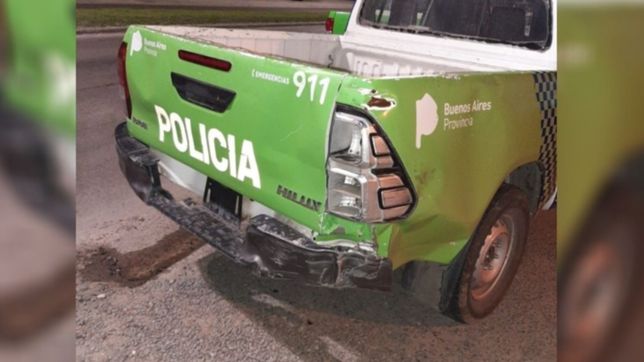 esquivaron un control, casi atropellan a los policias y terminaron chocando dos moviles