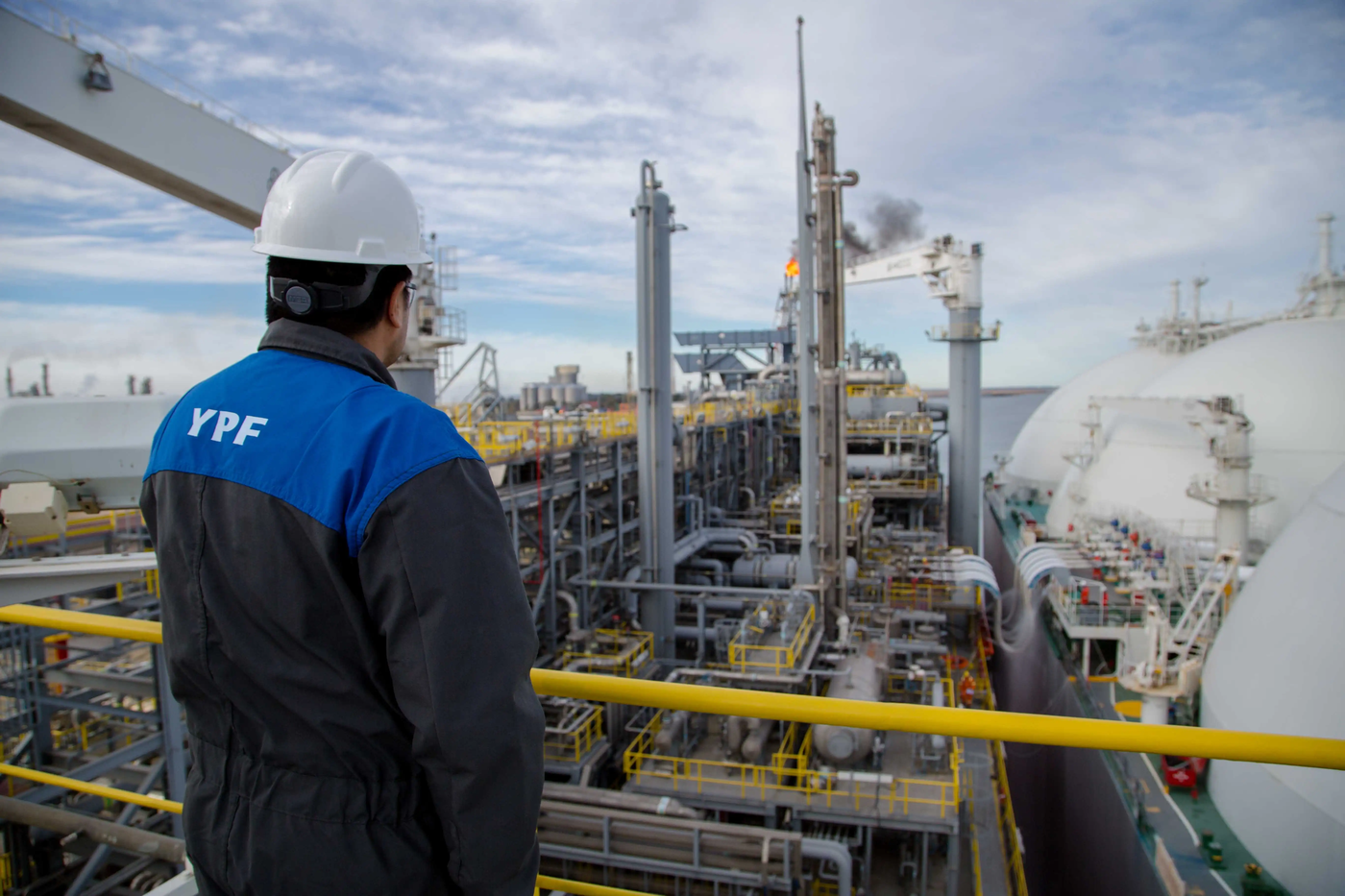 YPF barco de GNL.jpg