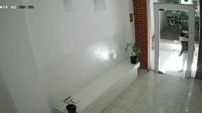 video: barretearon la puerta de un edificio del centro de la plata y saquearon dos departamentos