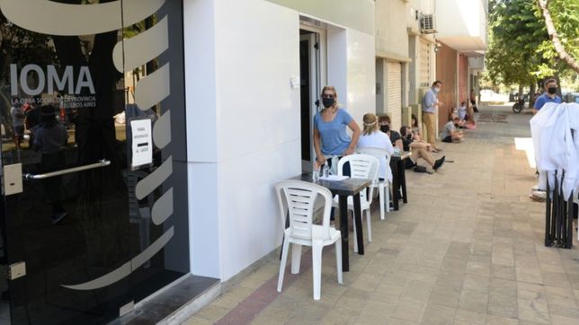 hay un cuello de botella: crecen los contagios y se multiplican los testeos en la plata