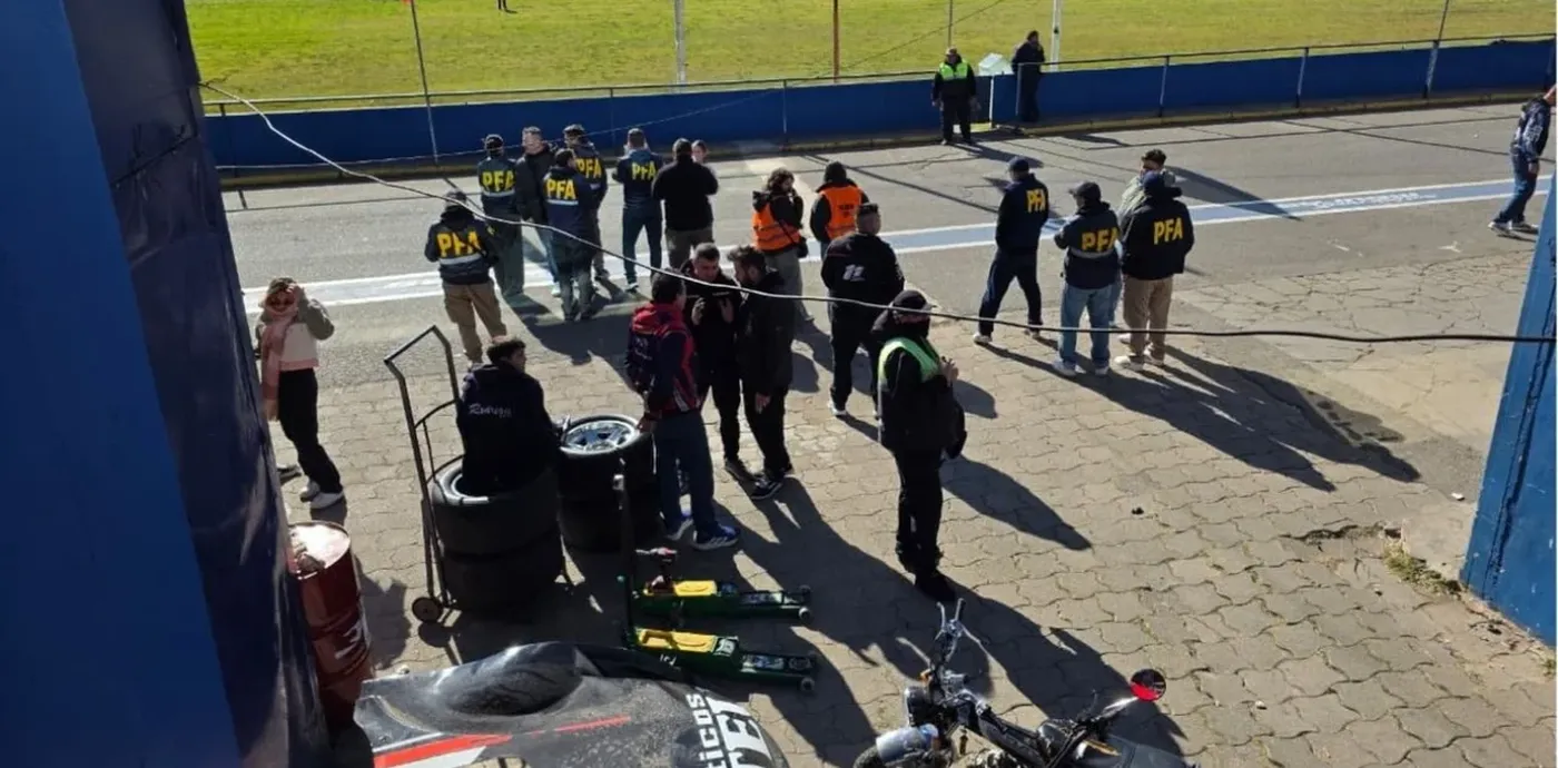 La Policía Federal allanó el Autódromo Roberto Mouras durante una jornada automovilística por presuntas irregularidades en habilitaciones