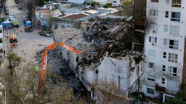 con maquinaria extra y mas ritmo, asi avanza la demolicion del deposito en la plata