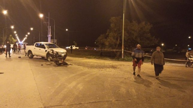 un motociclista de 25 anos murio tras chocar con una camioneta de la escuela naval