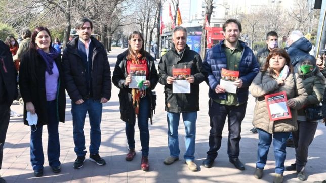 con romina del pla y nestor pitrola, la izquierda recorrio la plata y presento candidatos
