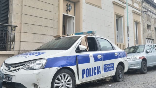 se peleo con un vecino, lo golpeo en una comisaria de la plata y quiso atacar a la policia