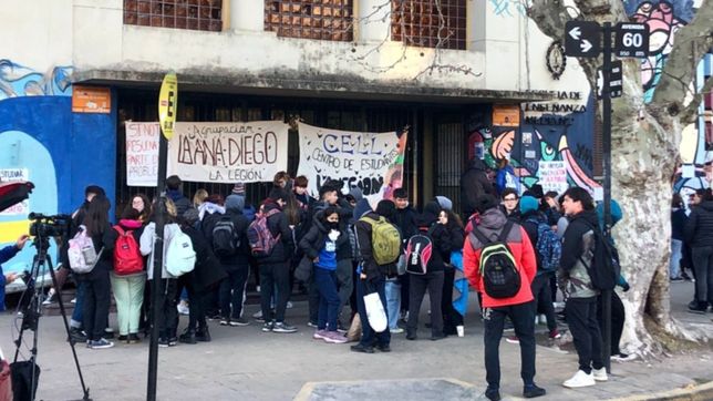 sentada y corte de calle tras la caida de parte del techo en un aula de la legion