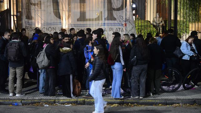 estudiantes de la unlp realizaron una vigilia por la marcha federal universitaria