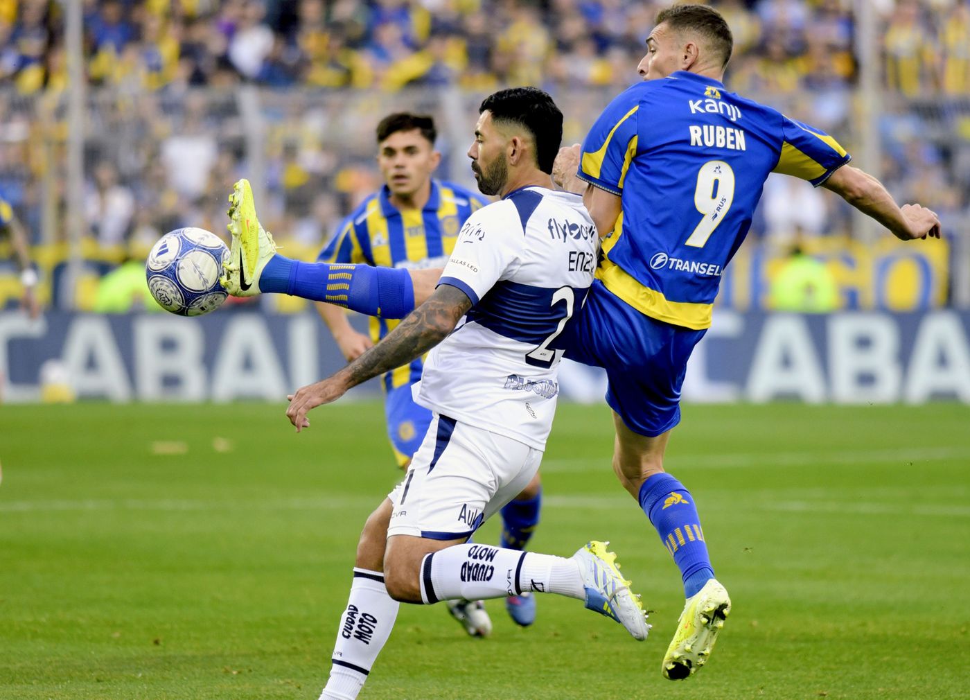 Gimnasia sum&oacute; de a tres en Rosario