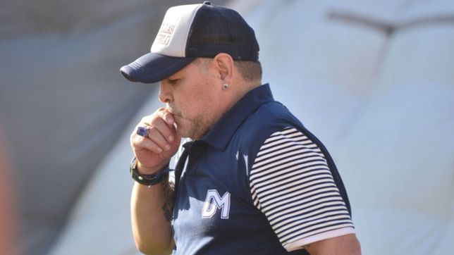 diego maradona les dio un presente muy especial a los jugadores de gimnasia que luchan por quedarse en primera
