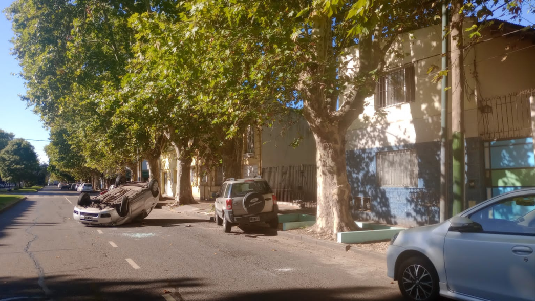 Un impactante choque y vuelco en La Plata terminó con un mujer herida en grave estado