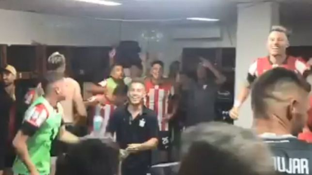 video: locura en el vestuario de estudiantes despues de quedarse con un nuevo clasico