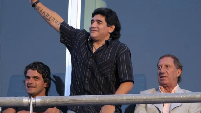 con tu sonrisa complice y el amor de siempre, estudiantes y el recuerdo de maradona
