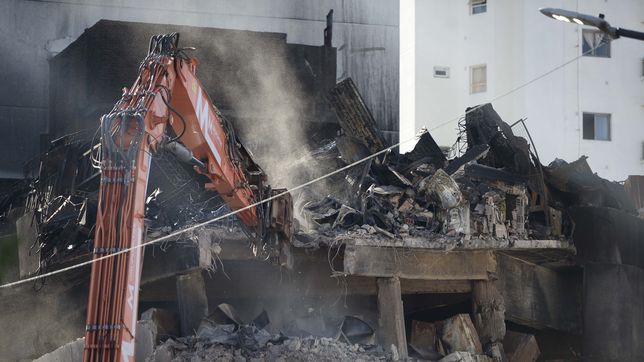 advierten por el polvillo que vuela en medio de la demolicion del deposito ilegal