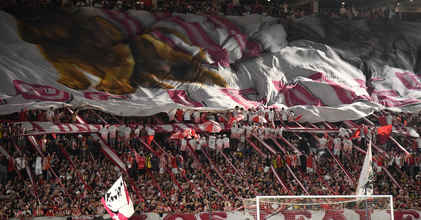 Estudiantes Boca Hinchada.jpg