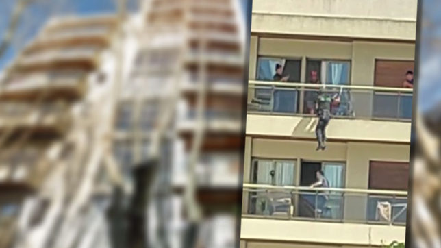 video: asi rescataron al joven que intento arrojarse de un edificio de la plata