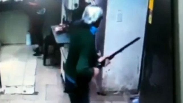 video: entro a una carniceria de la plata armado con una escopeta y ataco al dueno