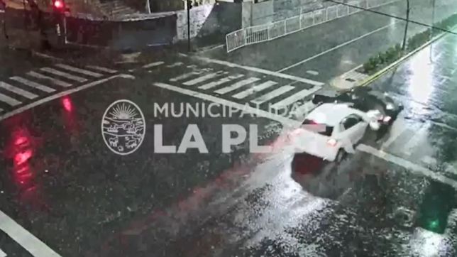 video: en plena tormenta, doblo mal y provoco un fuerte accidente en 7 y 49