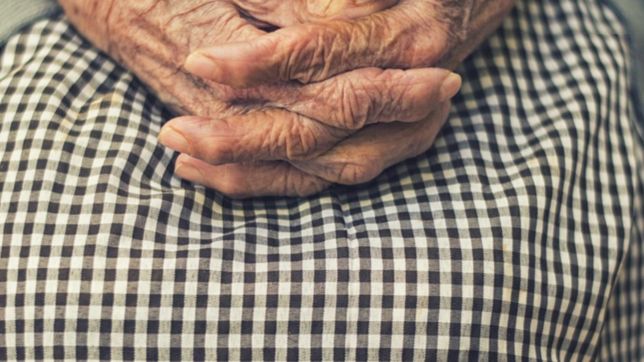 arrastraron por el piso a una abuela en la plata y le robaron la plata de los mandados