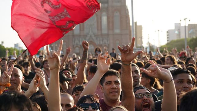asi se vive el festival en plaza moreno por el aniversario de la plata