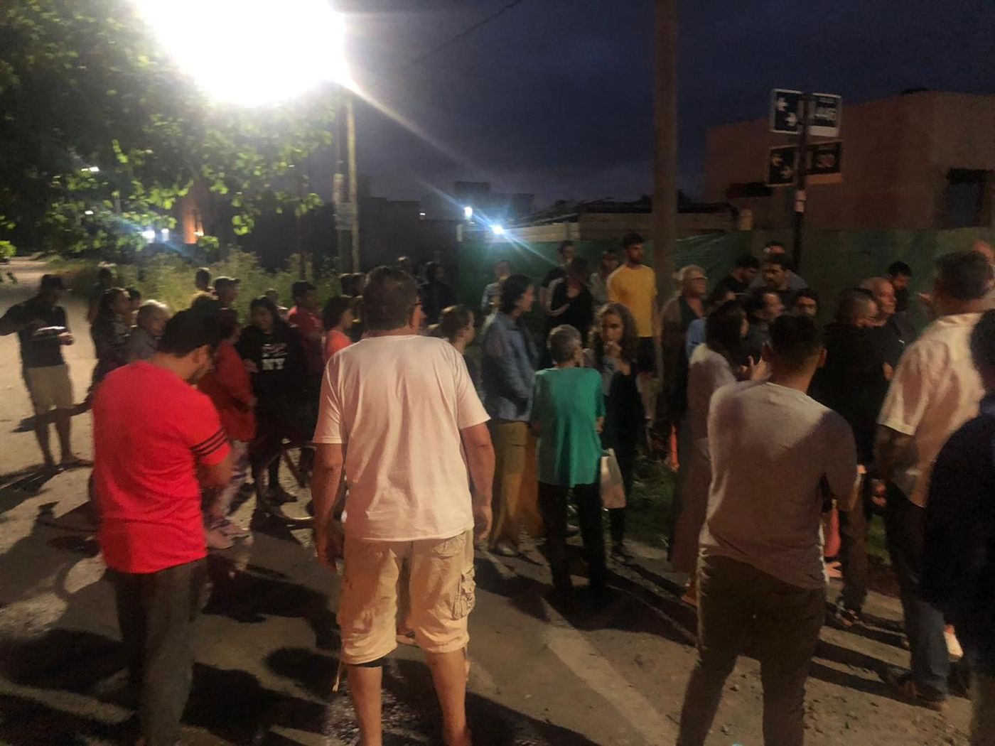 Alrededor de 50 vecinos del barrio Los Frenos de City Bell se reunieron para pedir mayor seguridad