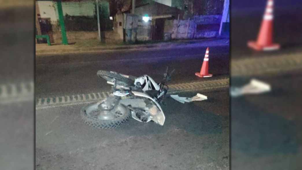 Lo chocó una camioneta, el conductor huyó y ahora lucha por su vida internado en La Plata