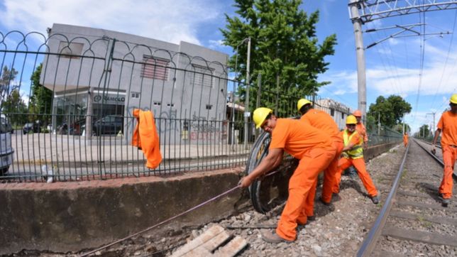 video: vecinos protestaron por la obra del paso bajo nivel y destruyeron los alambrados