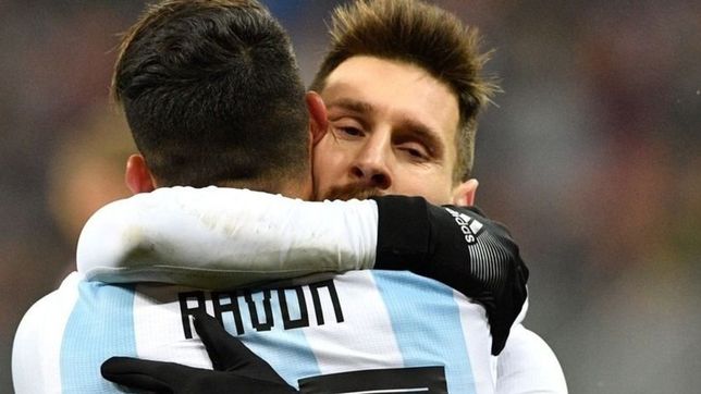 telefono para boca: ¿cristian pavon hablo con lionel messi y seran companeros en barcelona?