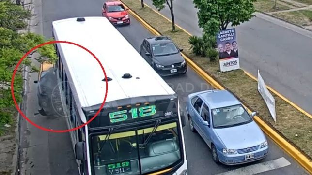 el impactante video del choque entre un taxi y un micro en la plata