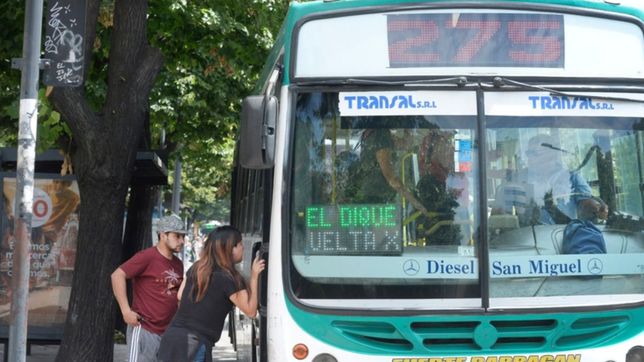 las lineas de micro que no funcionaran este martes por el paro de transporte en la plata