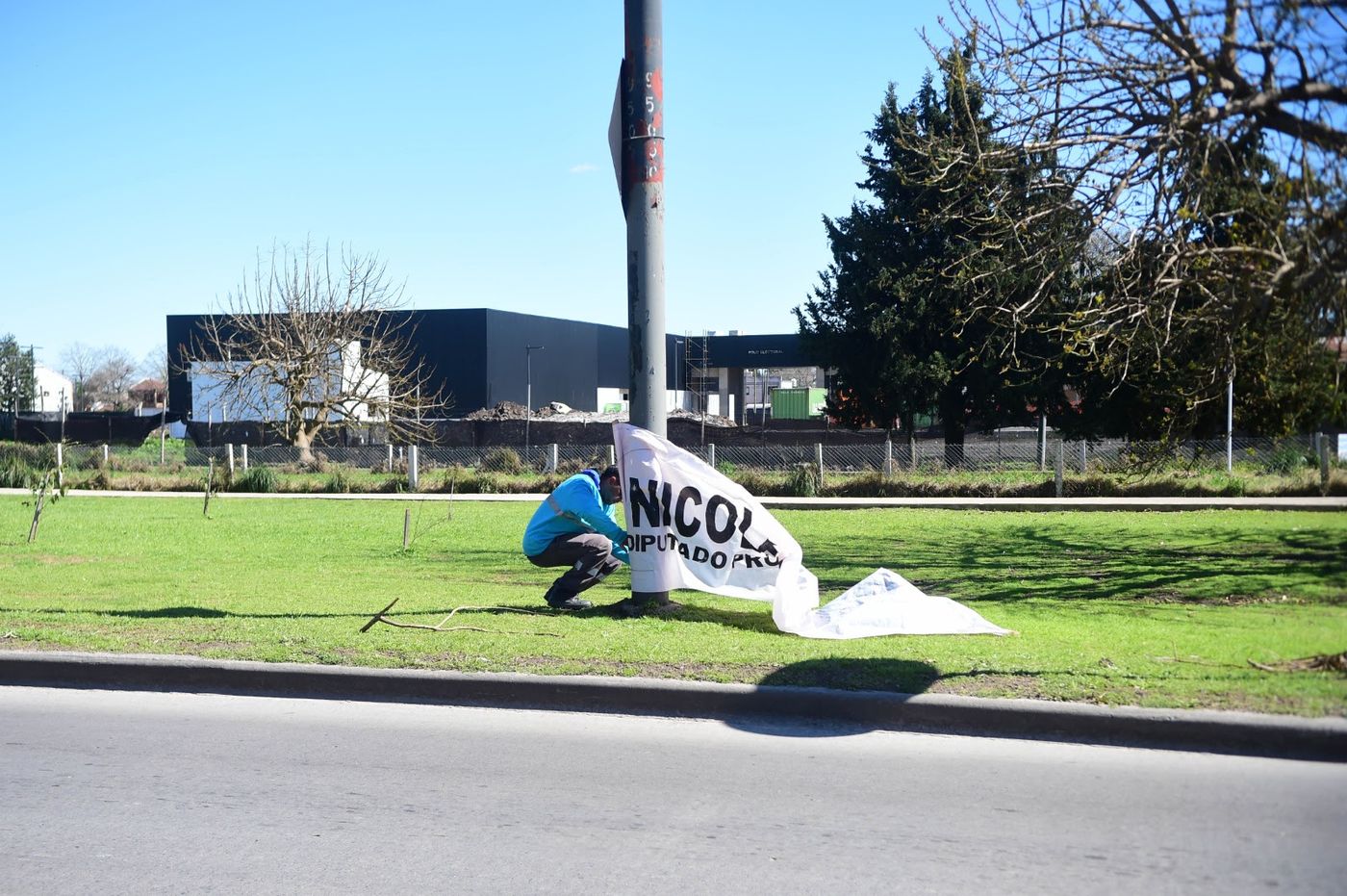 La Municipalidad salió a remover los carteles de campaña por las calles de La Plata en la previa de las elecciones