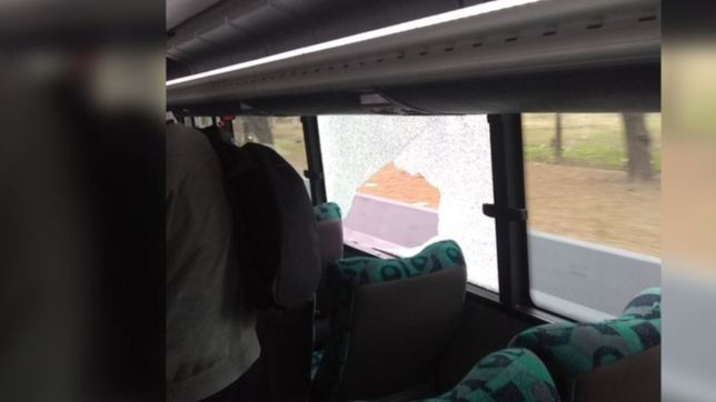 destrozaron el vidrio de un micro a cascotazos en la bajada de la autopista en la plata
