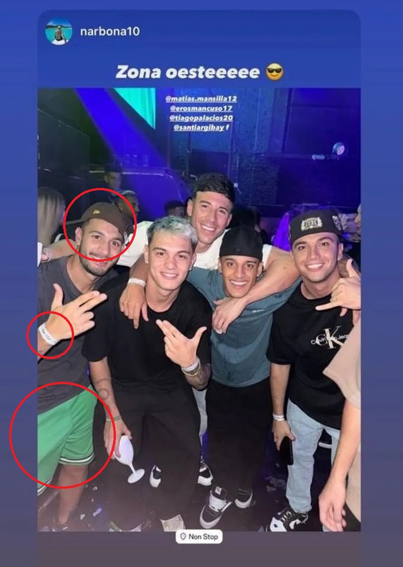 Mancuso junto a Tiago Palacios en un Boliche. Lleva una gorra marrón, una remera oscura y un short verde.