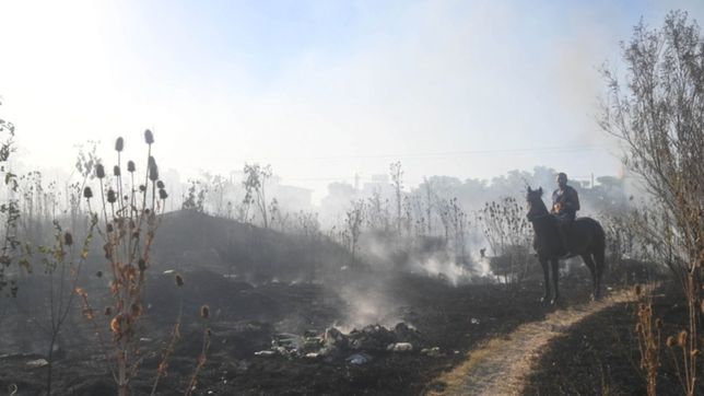 tierra arrasada: las fotos del dia despues del incendio en la cantera de hernandez