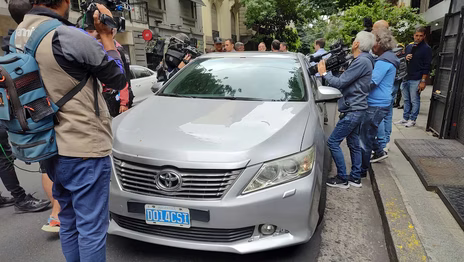 Dos diplomáticos rusos se atrincheraron en sus autos para evitar un test de alcoholemia