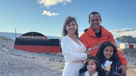 se enamoraron en la antartida y volvieron 12 anos despues para casarse en la base esperanza junto a sus hijas se enamoraron en la antartida y volvieron 12 anos despues para casarse en la base esperanza junto a sus hijas