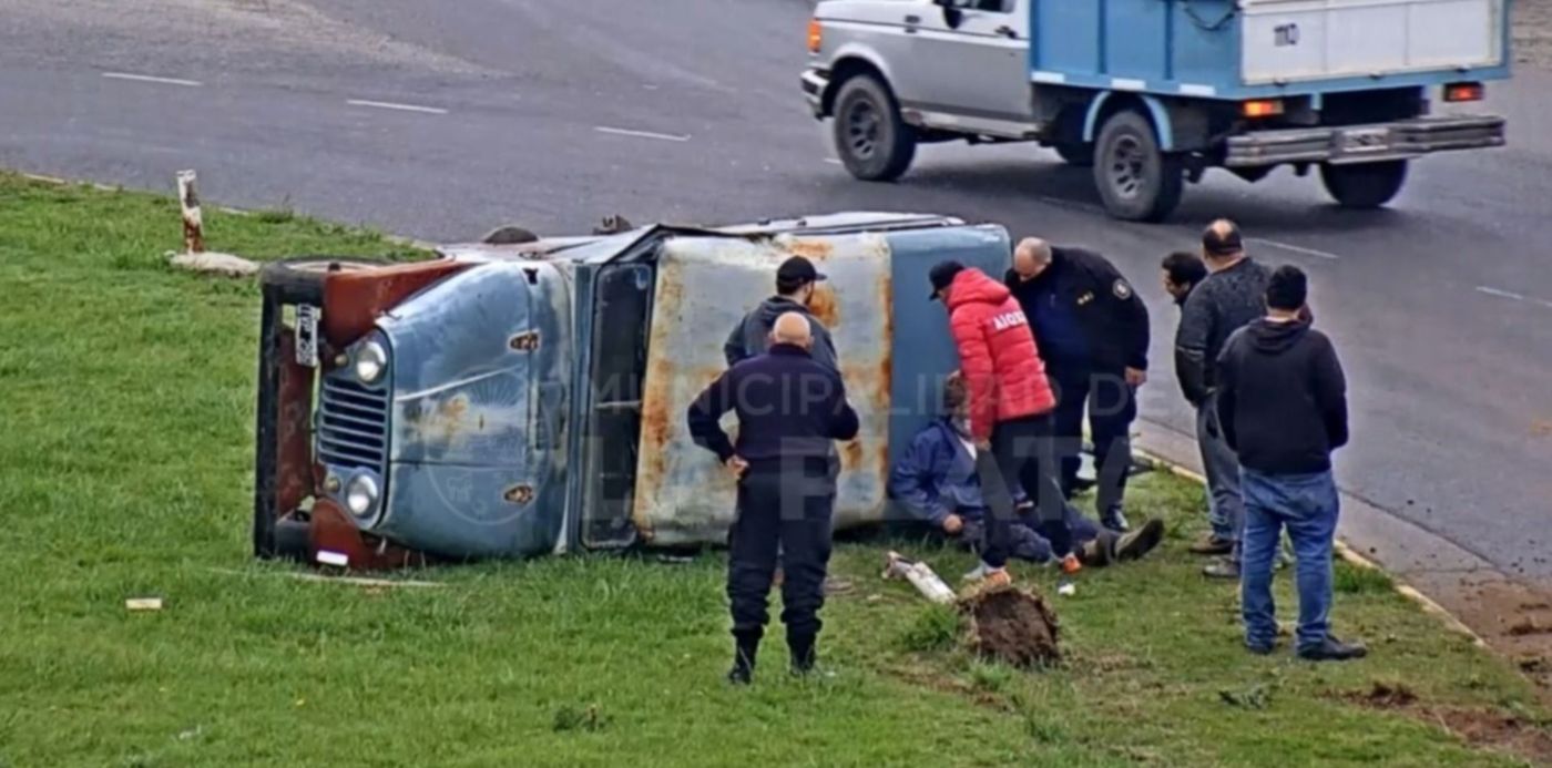 Vuelco en la rotonda de 520 y ruta 36