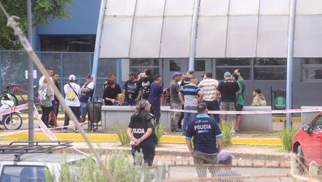 Enfrentamientos de la barra de gimnasia y la UOCRA en el Hospita del Gonnet (3).jpeg