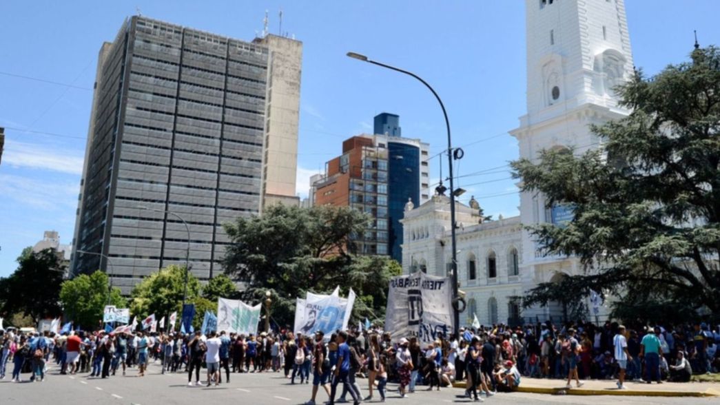 Organizaciones sociales se movilizan y el tránsito es un caos en el centro de La Plata