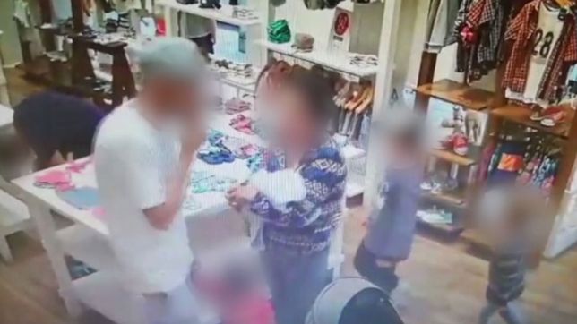 video: mando a su hijo a robar mientras entretenia a los duenos y quedo filmado