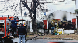 una chica de 17 anos y un bebe terminaron internados tras el incendio de una casa en ensenada