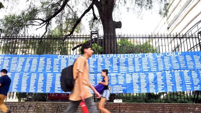 intervinieron las rejas del rectorado de la unlp con los nombres de los desaparecidos peronistas