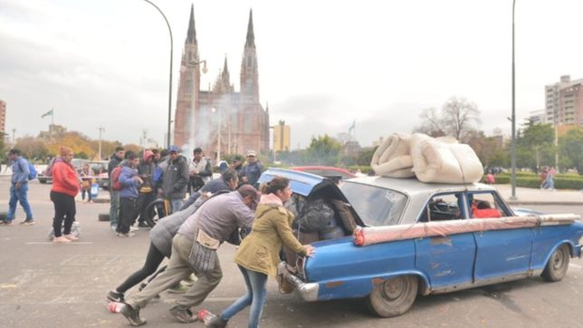 el municipio recibio a los cooperativistas y levantaron el acampe en plaza moreno