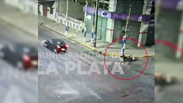 video: paso un semaforo en rojo, choco un motocilista y se dio a la fuga