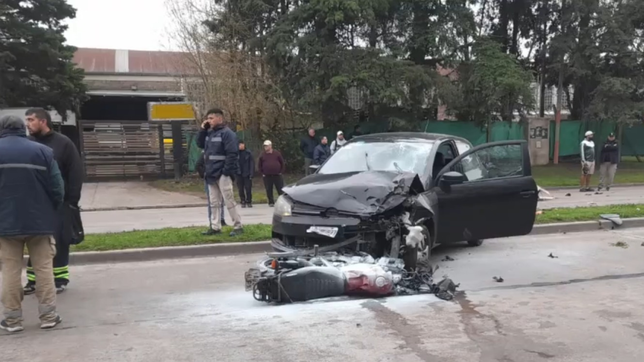un motociclista choco de frente contra un auto en la plata y murio